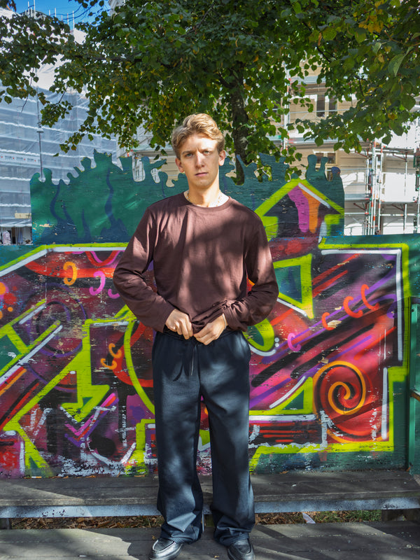 August er 185 cm høj og bruger størrelse XL. | mørkebrun