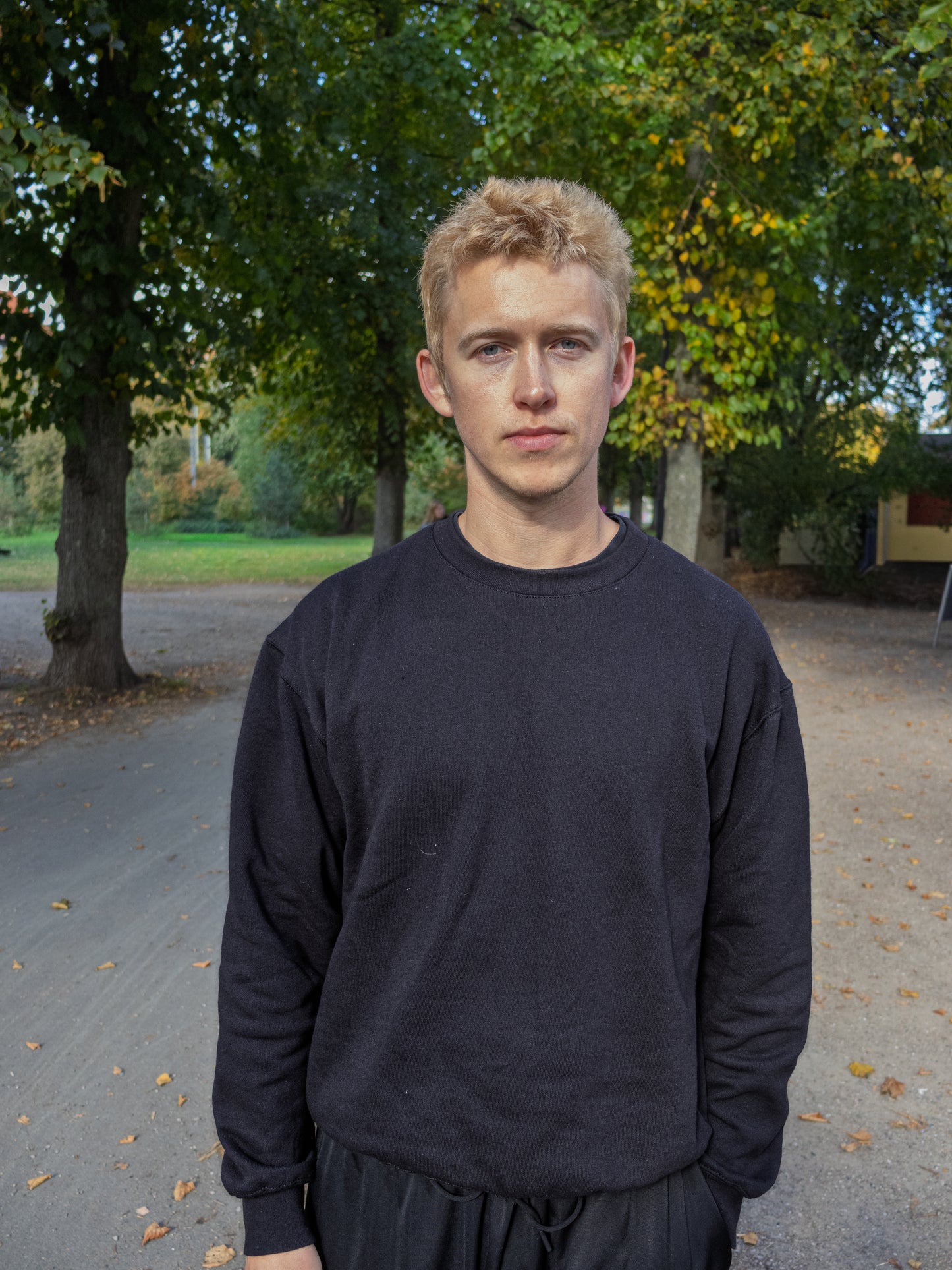 Peter er 188 cm høj og bruger størrelse XL. | sort