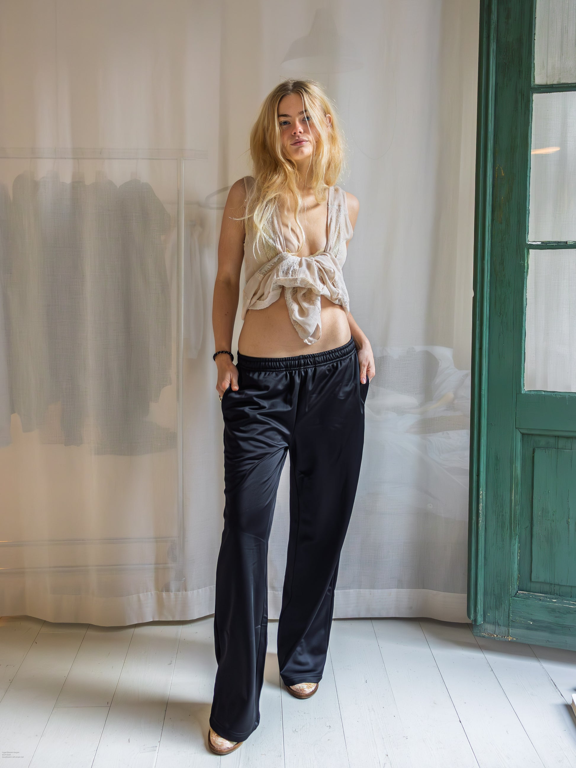 Sophia er 175 cm høj og bruger størrelse M. | sort