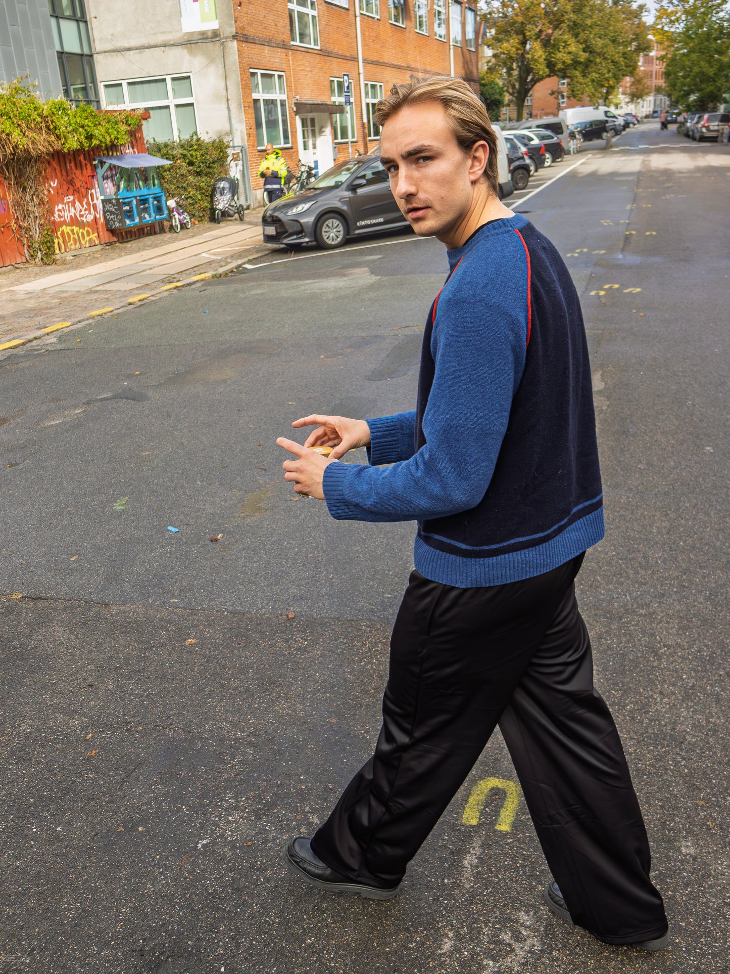 Felix er 195 cm høj og bruger størrelse XL. | sort