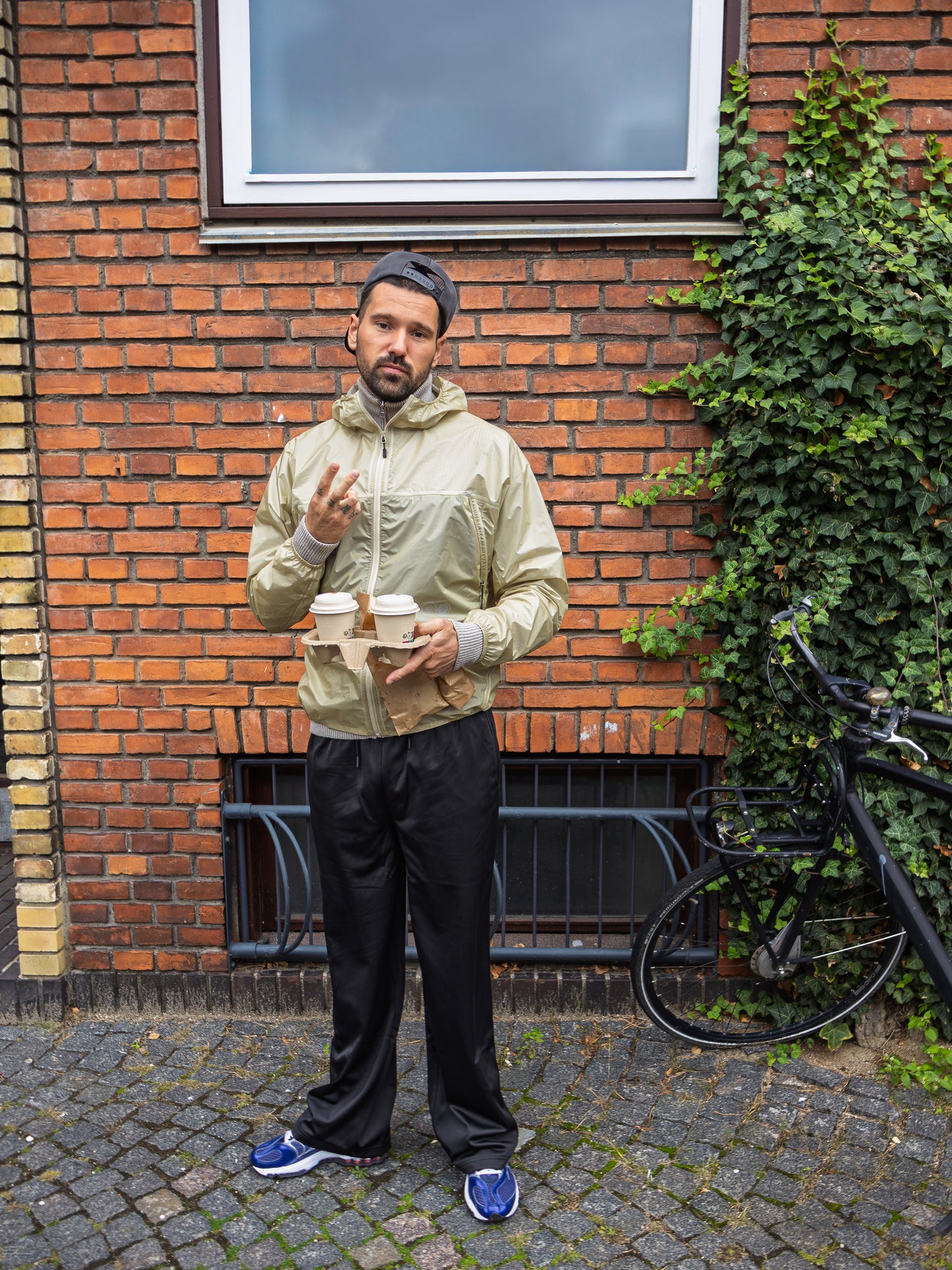 Andreas er 188 cm høj og bruger størrelse L. | sort