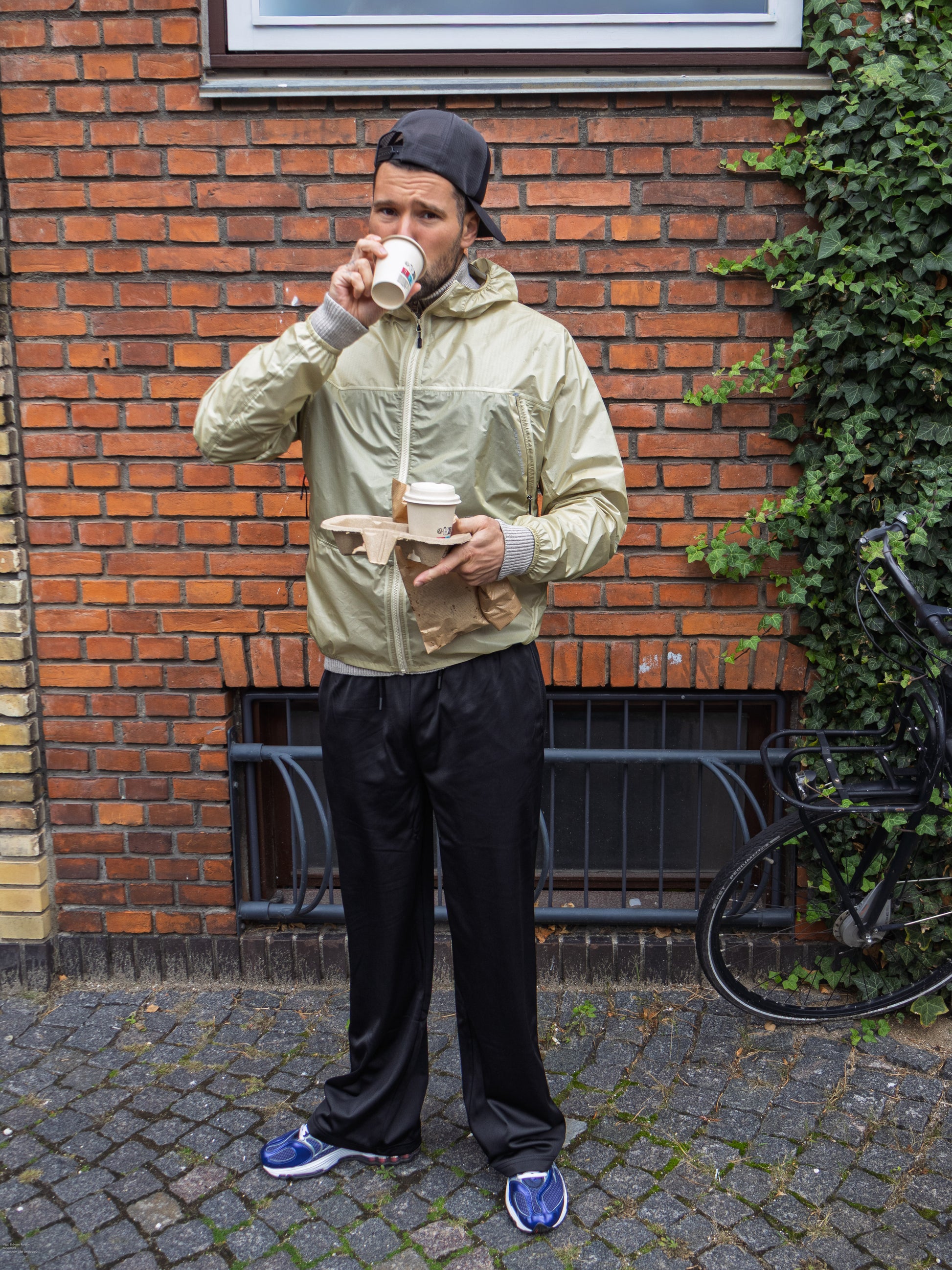 Andreas er 188 cm høj og bruger størrelse L. | sort