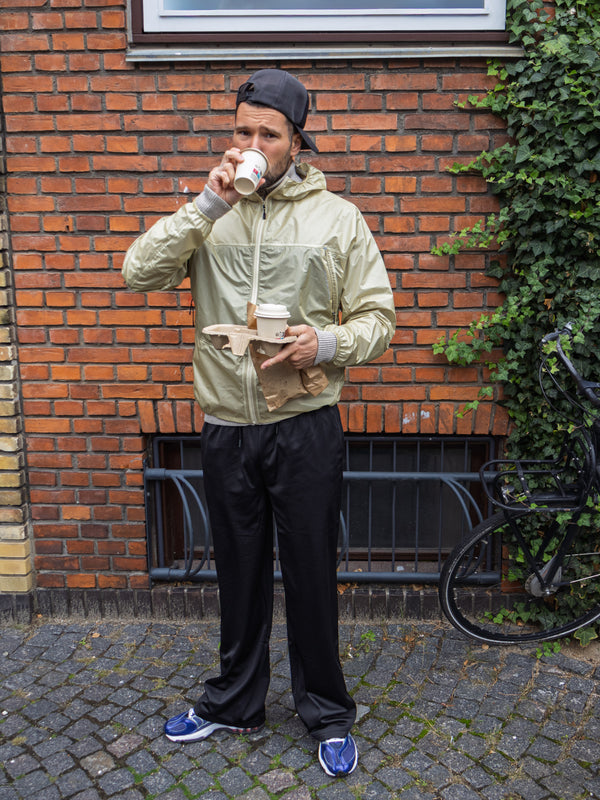 Andreas er 188 cm høj og bruger størrelse L. | sort