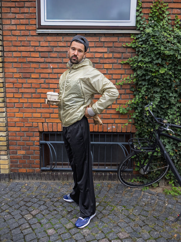 Andreas er 188 cm høj og bruger størrelse L. | sort