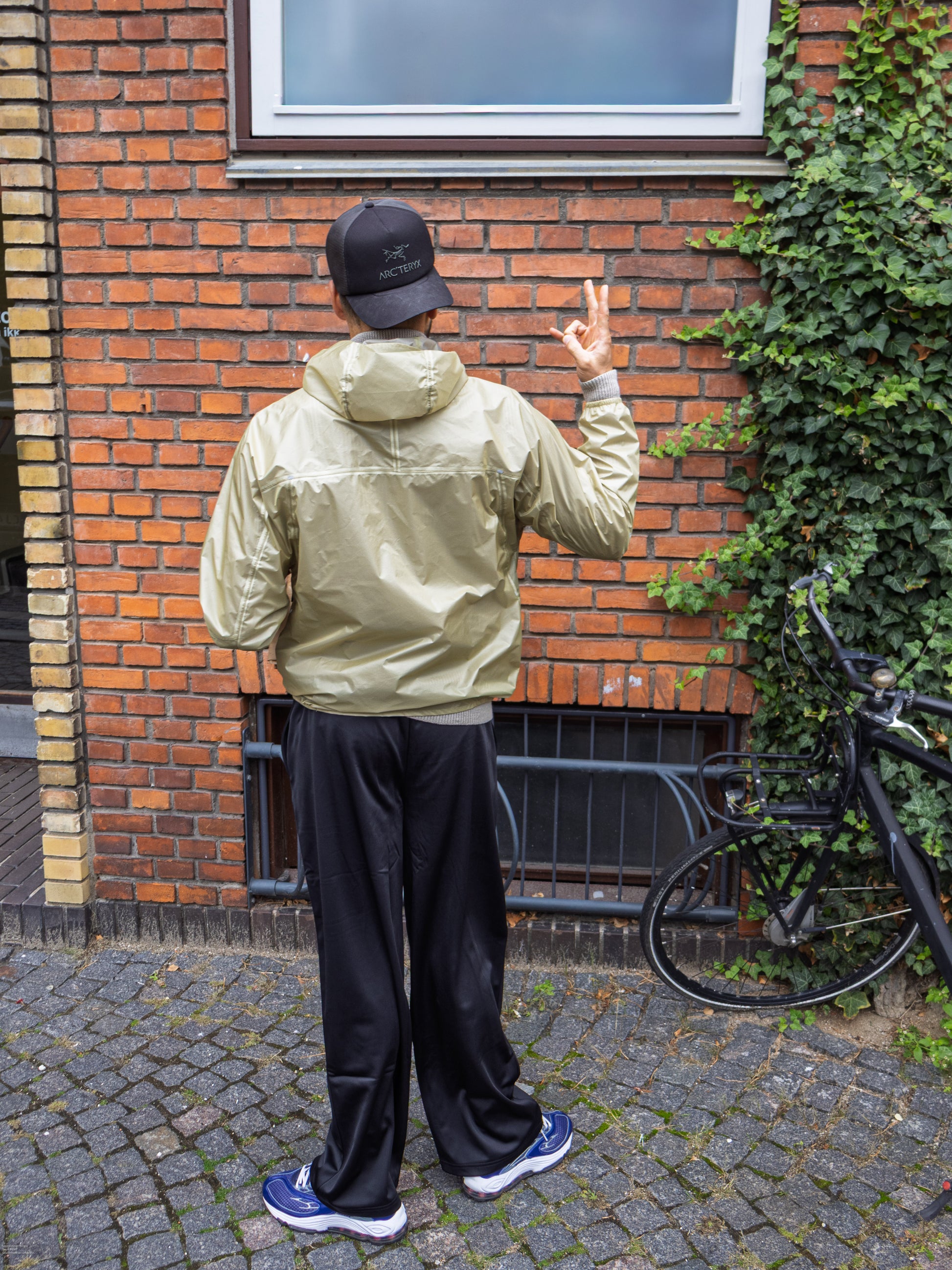 Andreas er 188 cm høj og bruger størrelse L. | sort