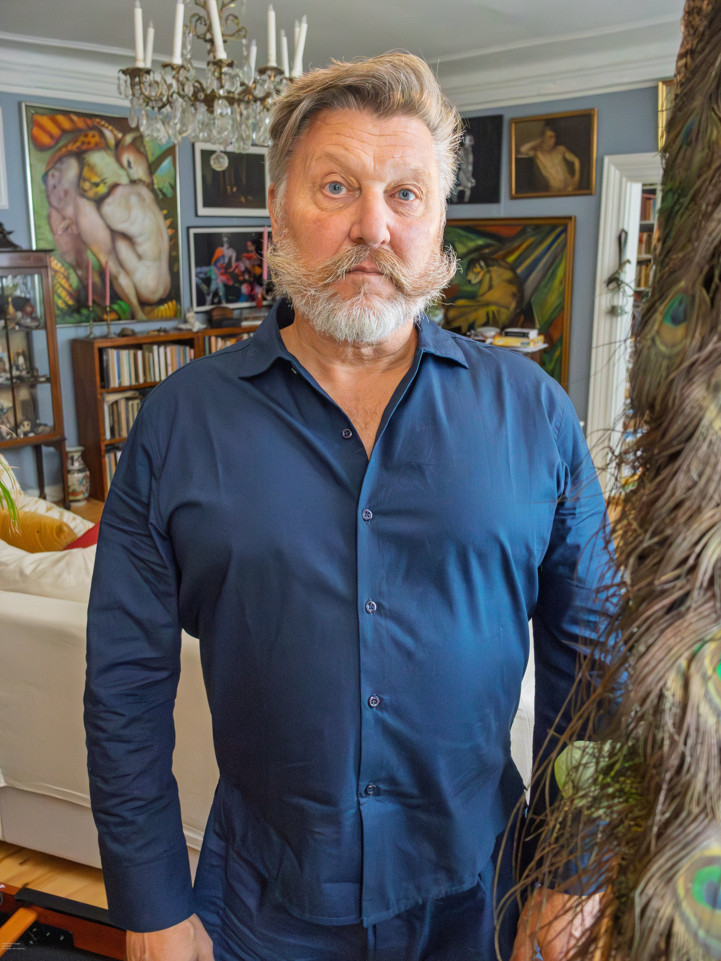 Lars er 174 cm høj og bruger størrelse M. | mørkeblå