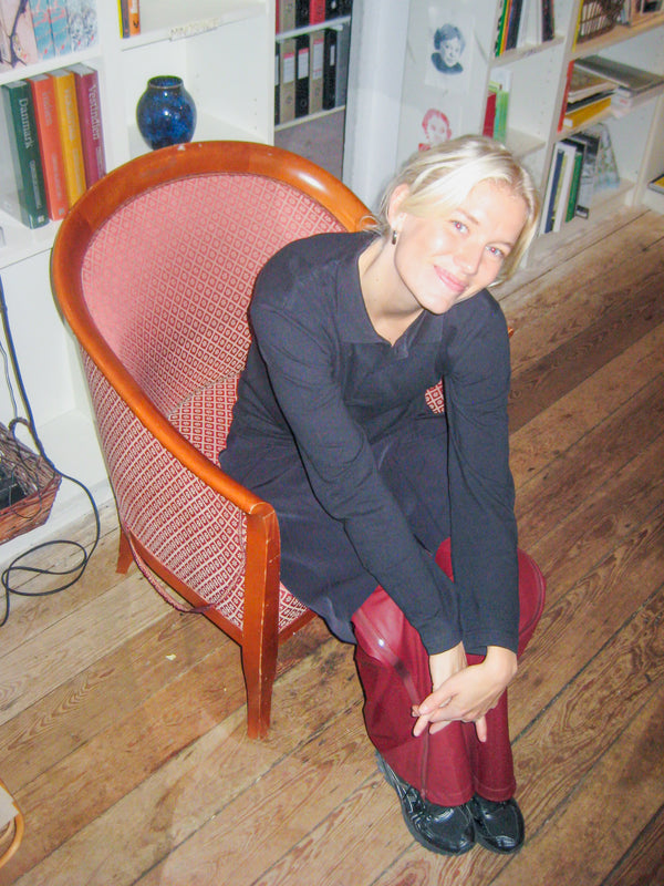 Sofie er 172 cm høj og bruger størrelse M. | sort