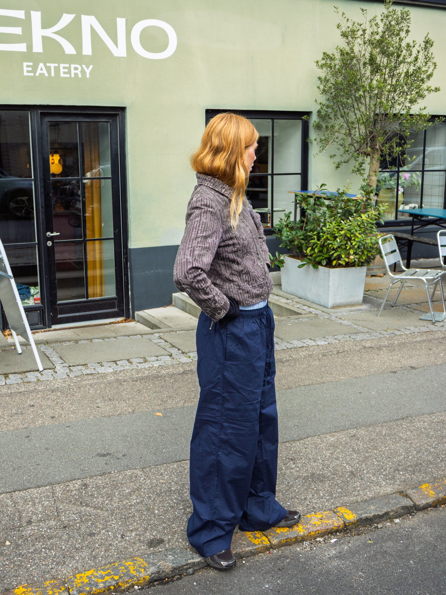 Roberta er 169 cm høj og bruger størrelse M. | mørkeblå