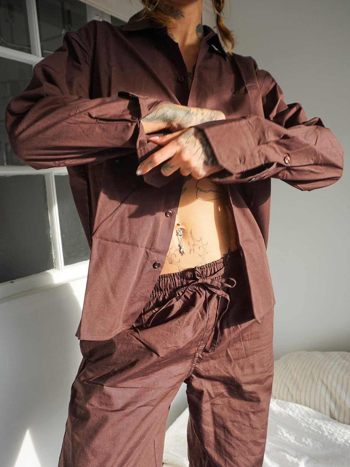 Astrid er 165 cm høj og bruger størrelse M. | mørkebrun