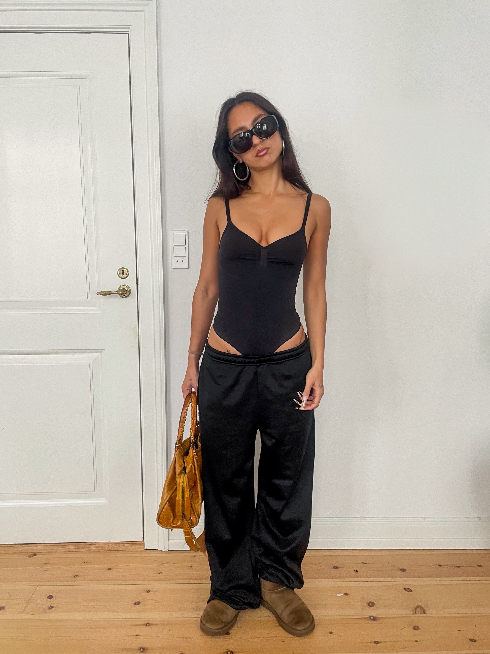 Parnoosh er 165 cm høj og bruger størrelse M. | sort