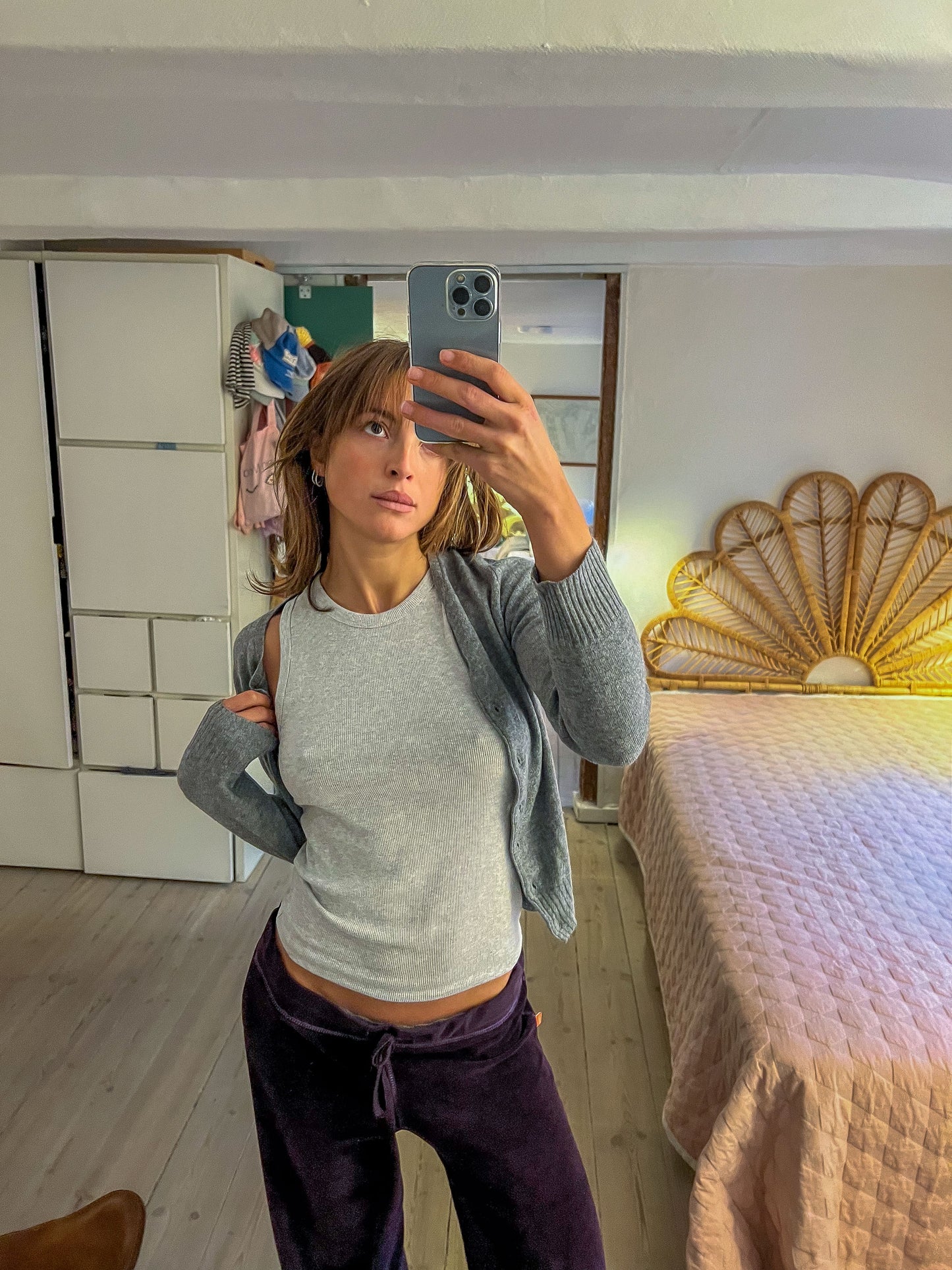 Sofie er 165 cm høj og bruger størrelse XS. | grå