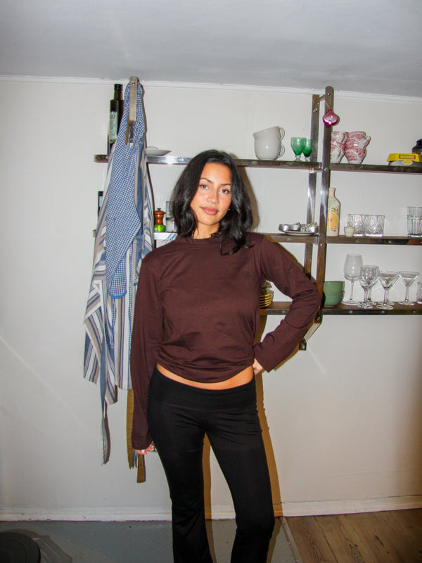 Nanna er 166 cm høj og bruger størrelse M.  | mørkebrun