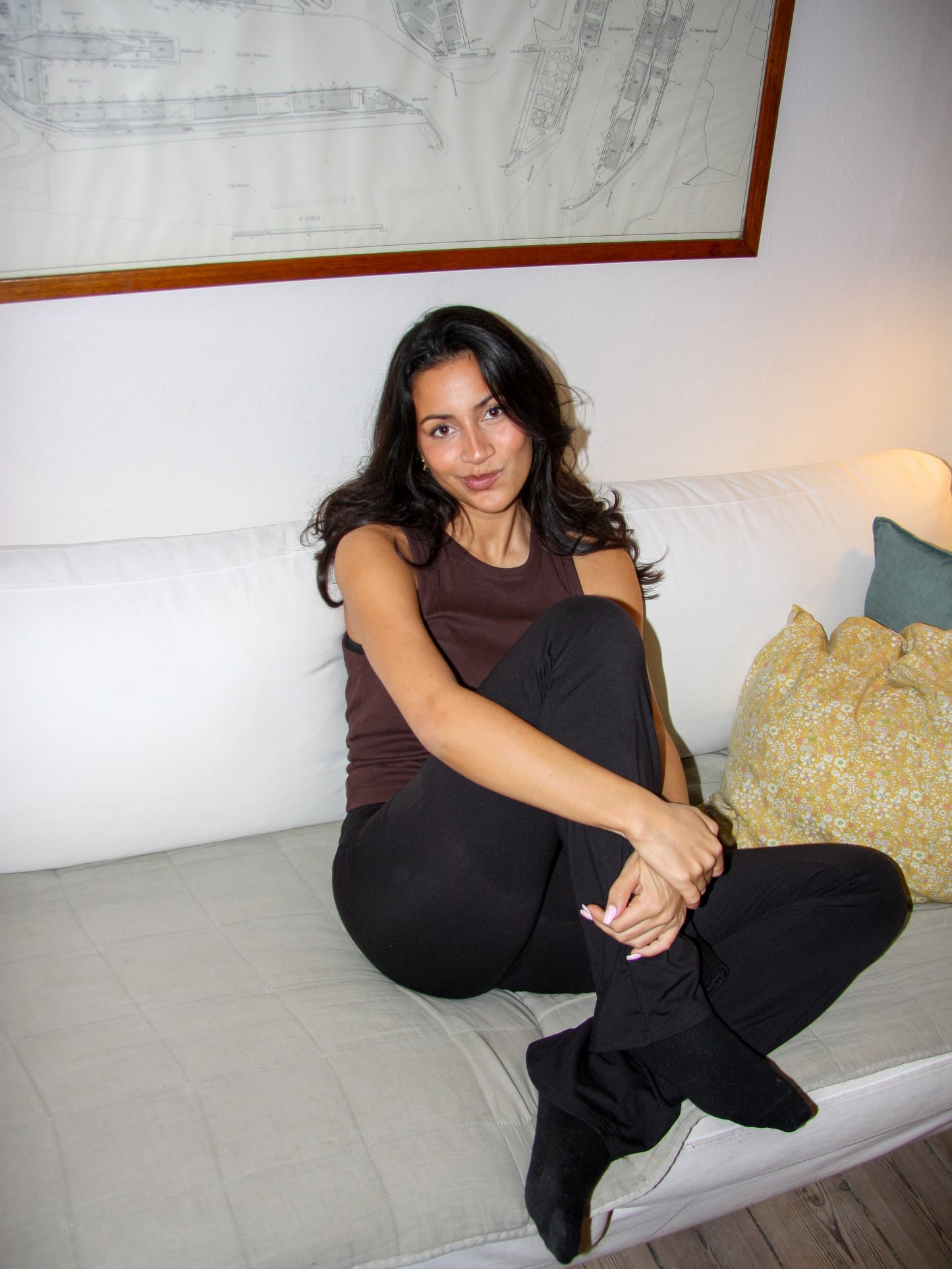 Nanna er 166 cm høj og bruger størrelse S. | mørkebrun