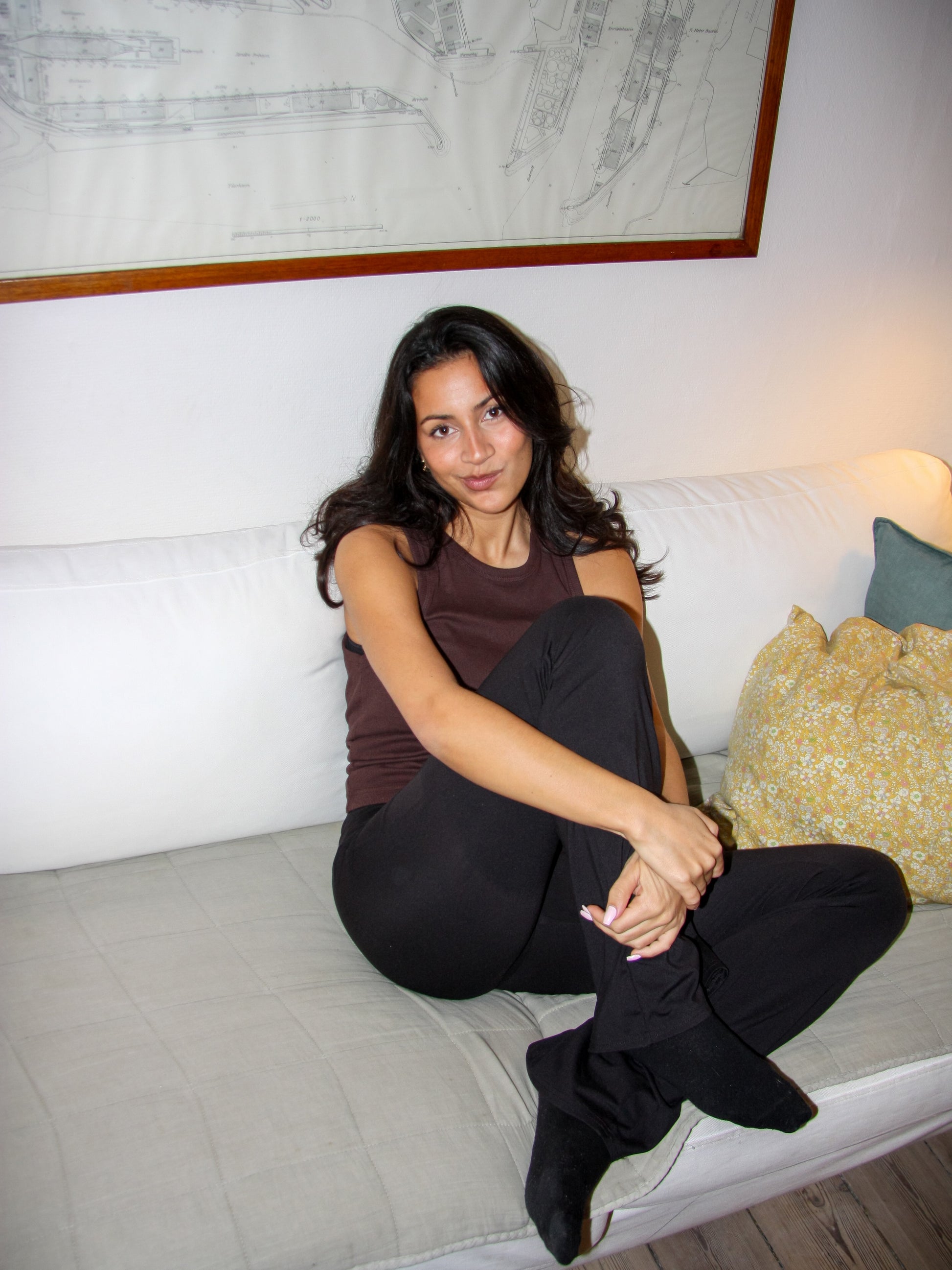 Nanna er 166 cm høj og bruger størrelse S. | mørkebrun