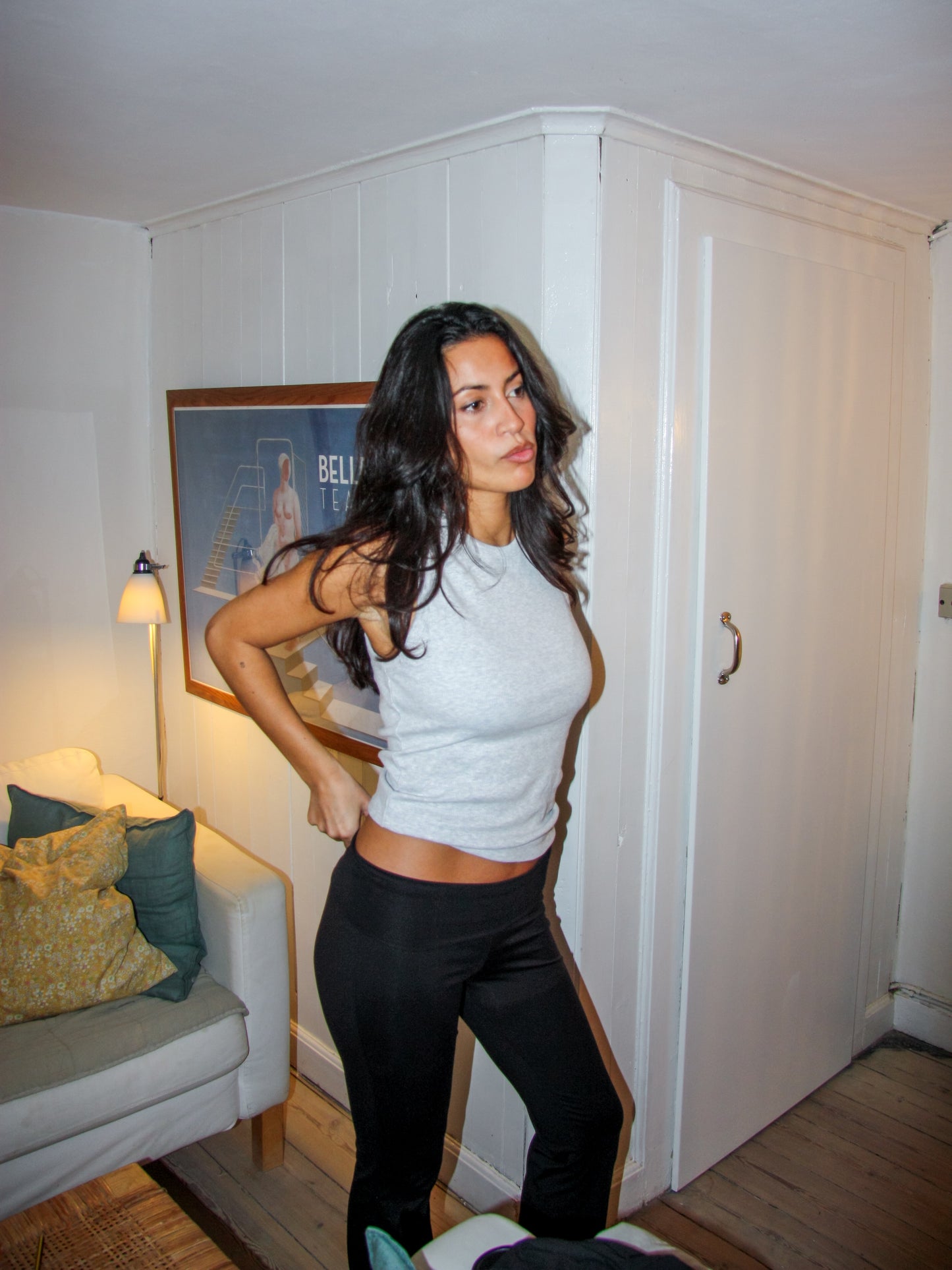 Nanna er 166 cm høj og bruger størrelse S. grå