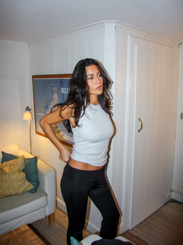 Nanna er 166 cm høj og bruger størrelse S. grå