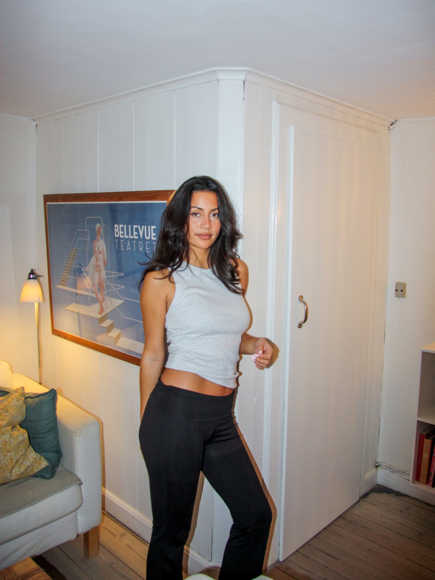 Nanna er 166 cm høj og bruger størrelse S. | grå