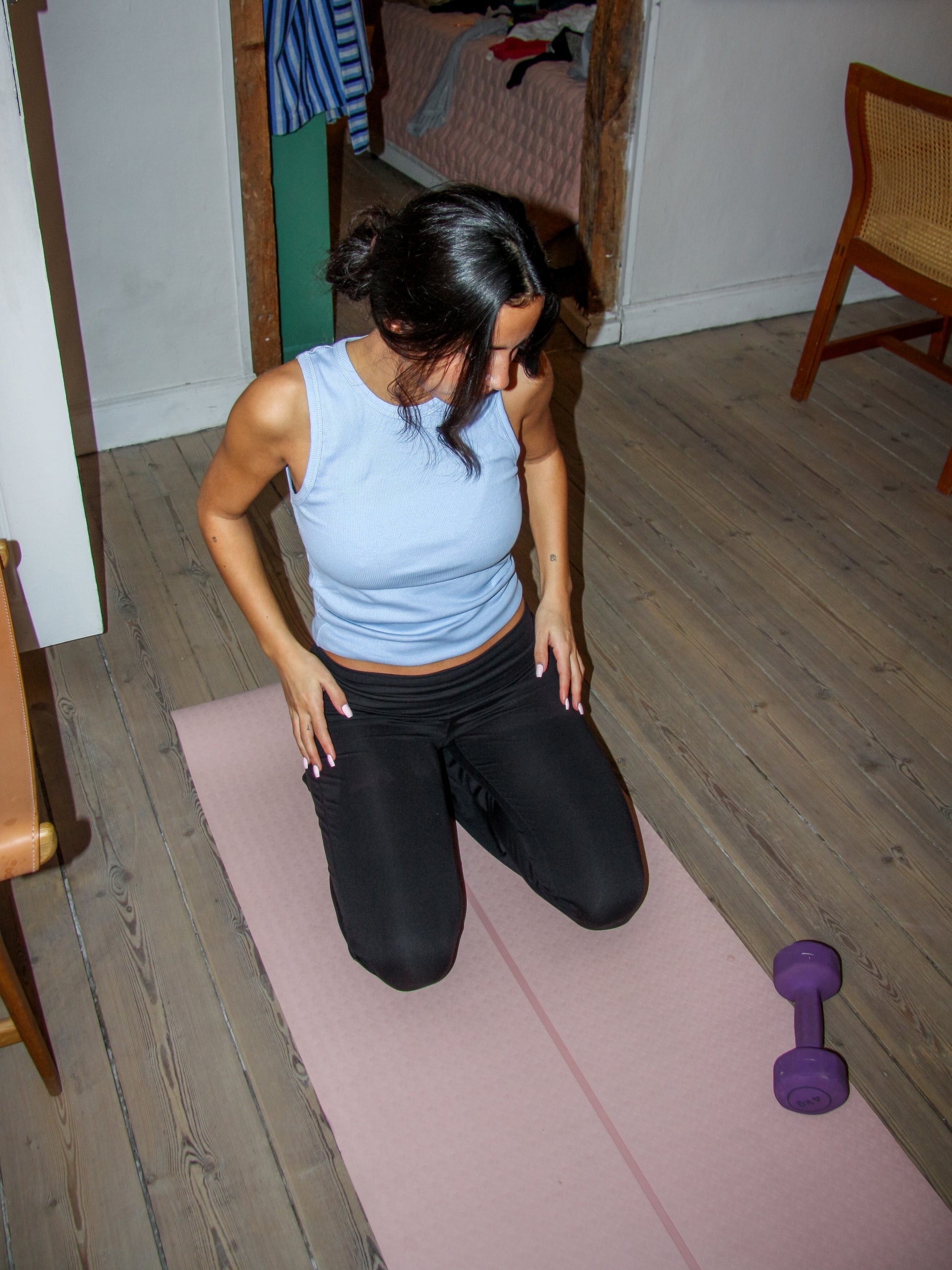 Nanna er 166 cm høj og bruger størrelse S. | lyseblå