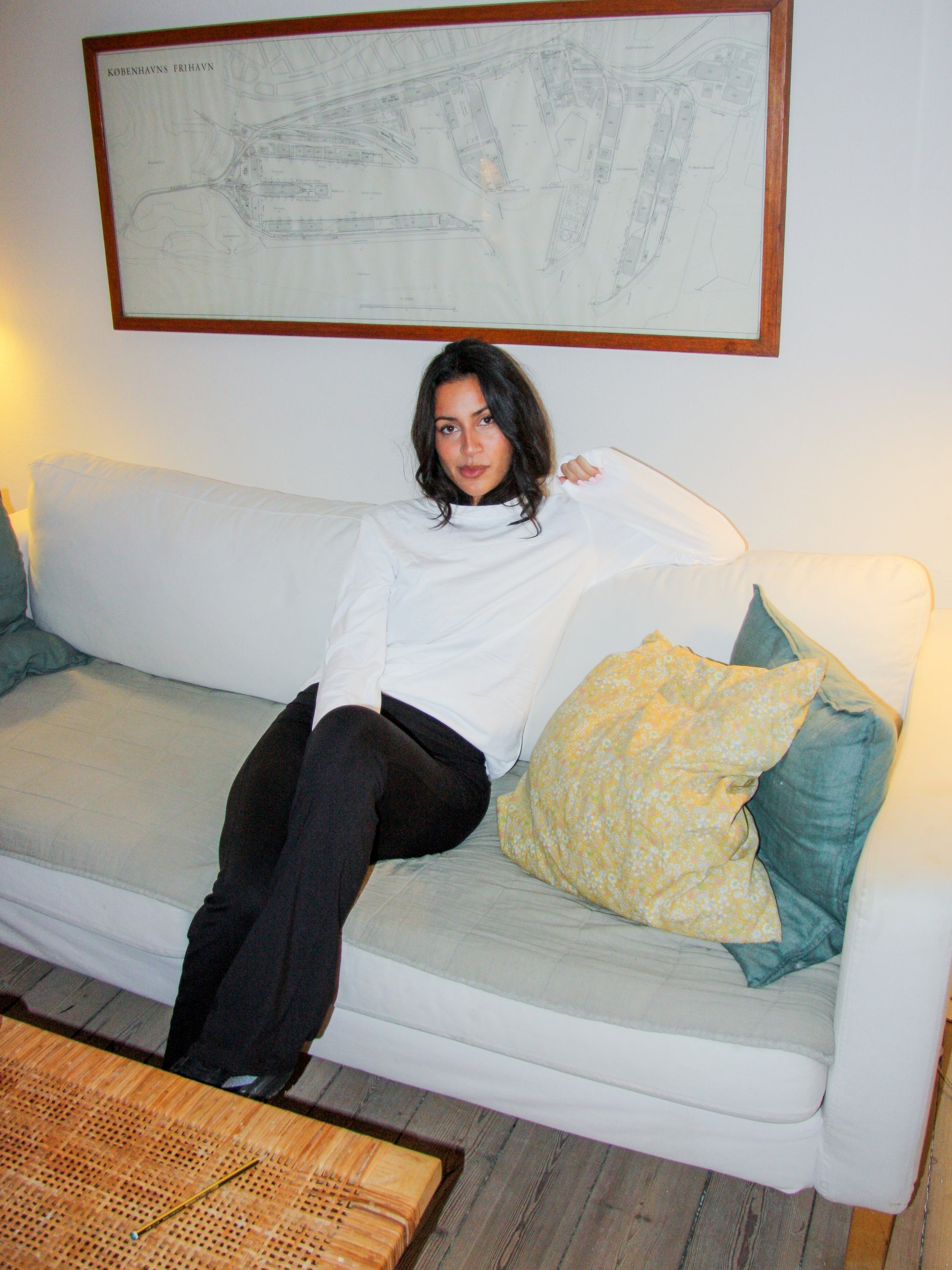 Sofie er 165 cm høj og bruger størrelse S.  | hvid