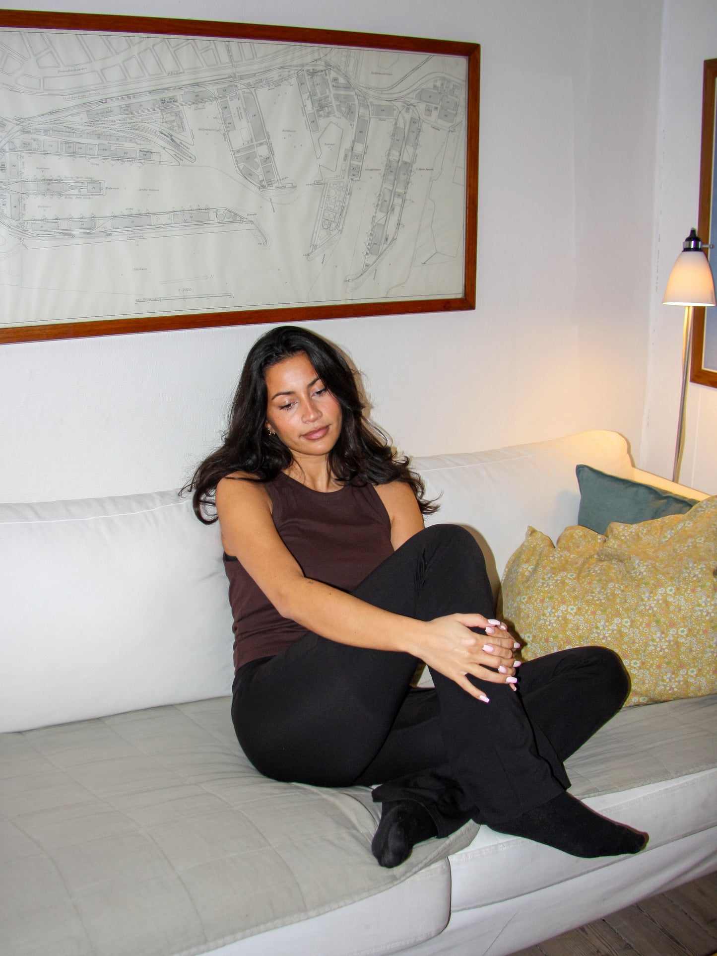 Nanna er 166 cm høj og bruger størrelse S. | mørkebrun