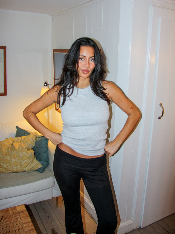 Nanna er 166 cm høj og bruger størrelse S. | grå