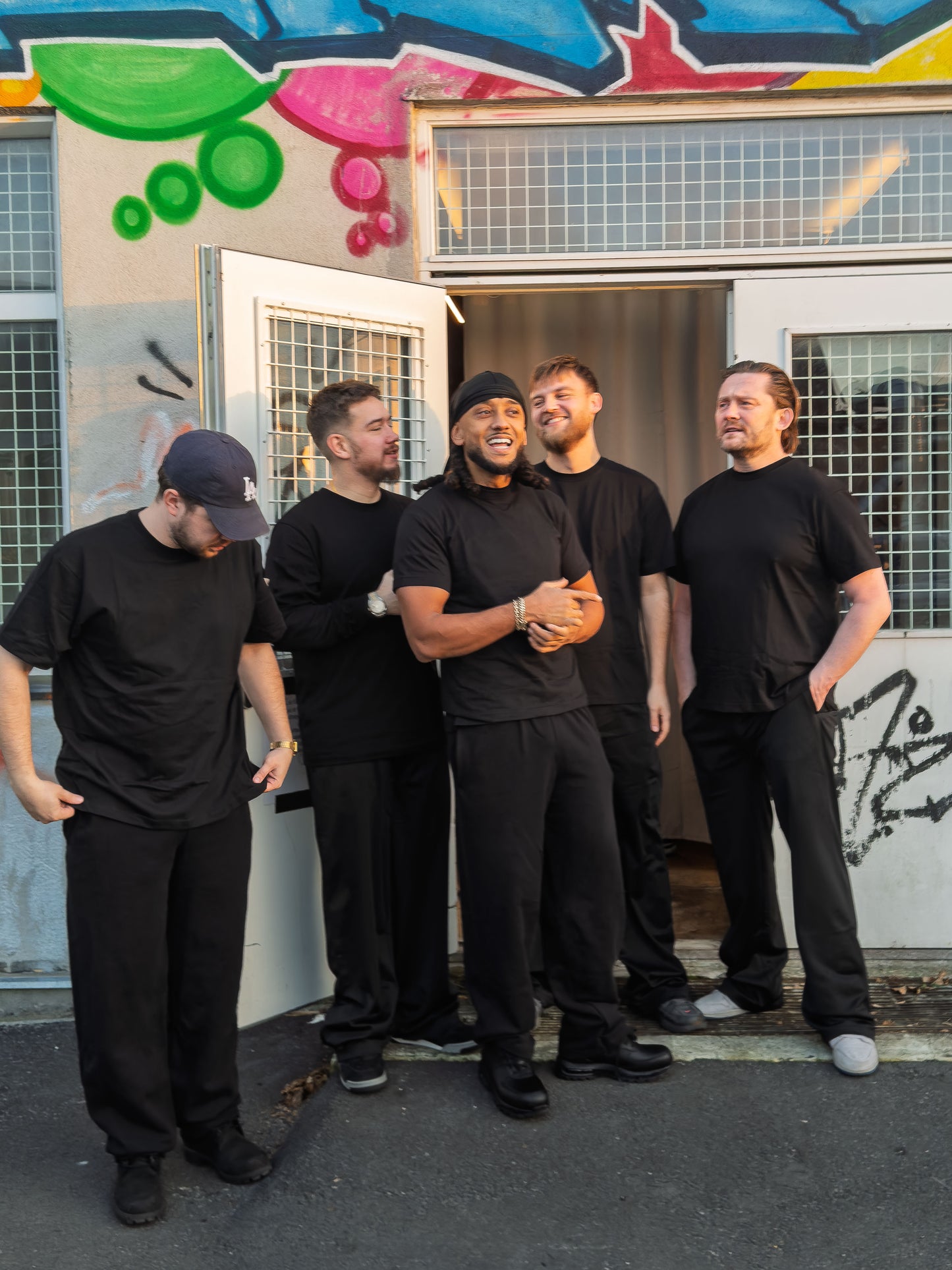 Benny (midten) er 180 cm høj og bruger størrelse M. | sort