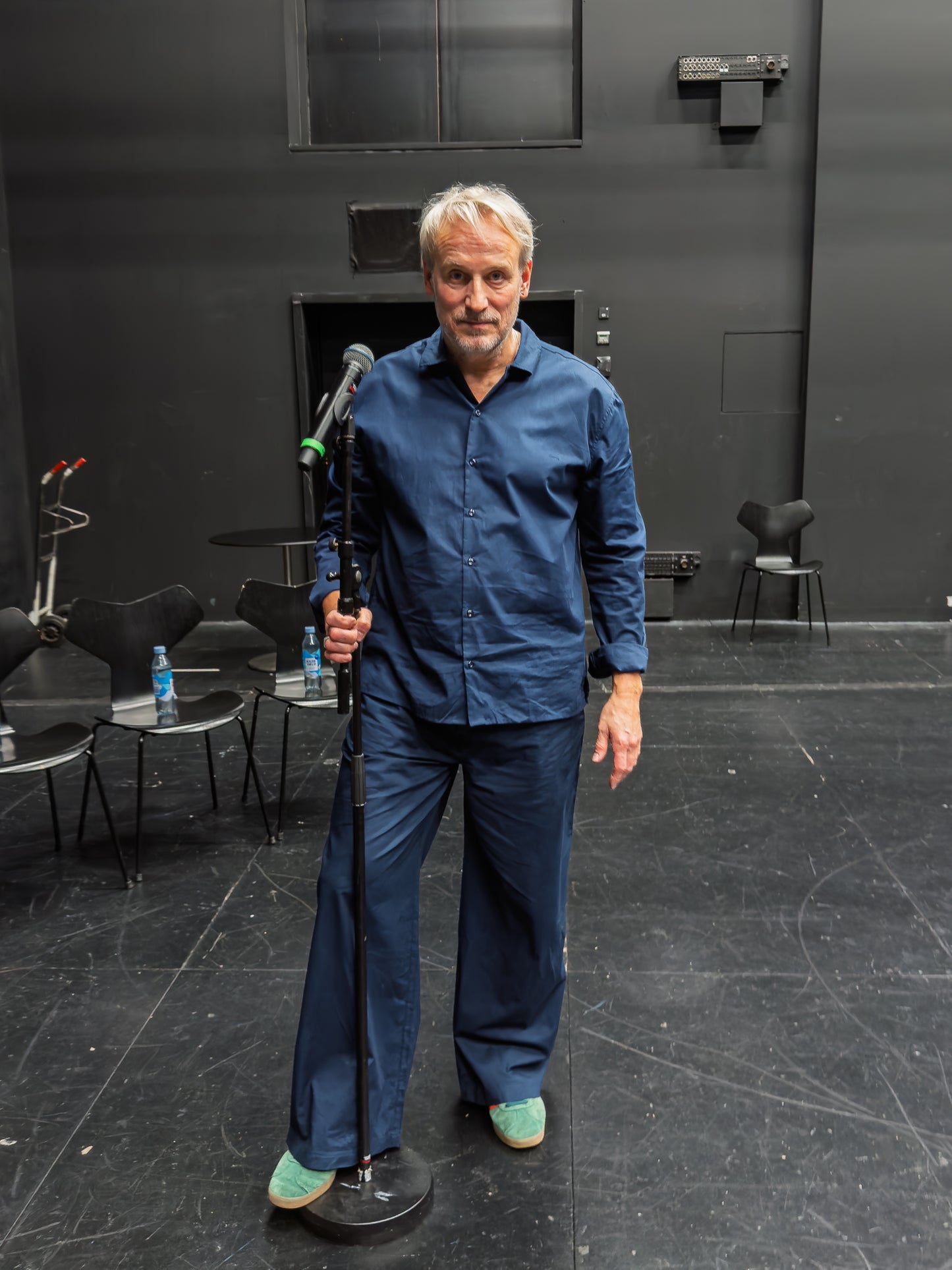 Rasmus er 186 cm høj og bruger størrelse L. 