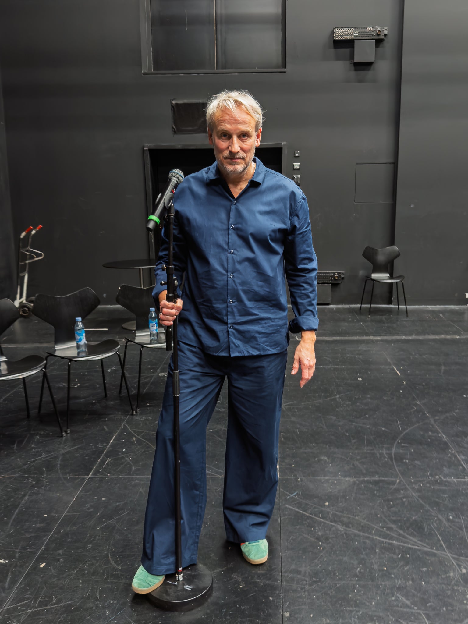 Rasmus er 186 cm høj og bruger størrelse L. 