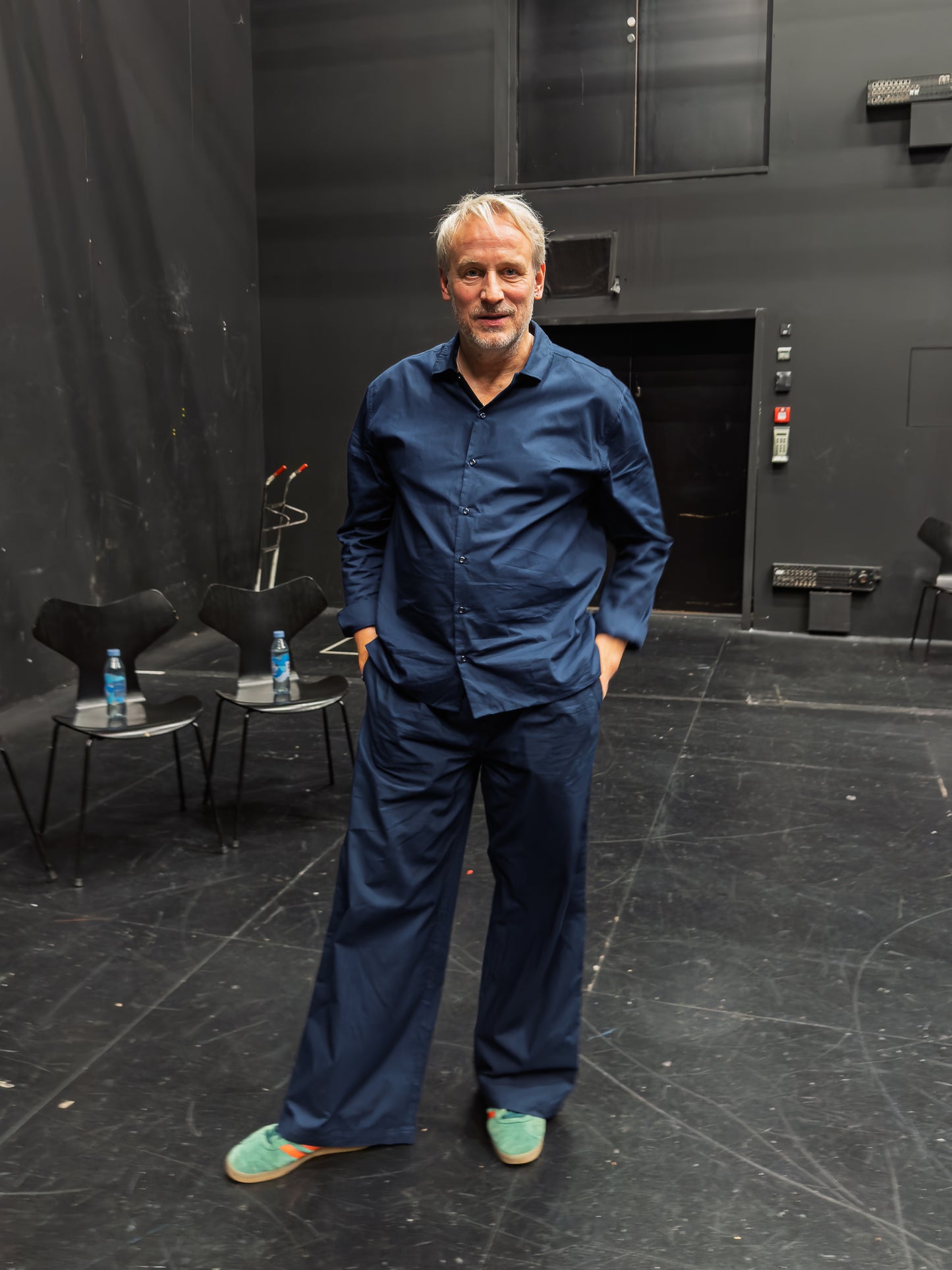 Rasmus er 186 cm høj og bruger størrelse L. 