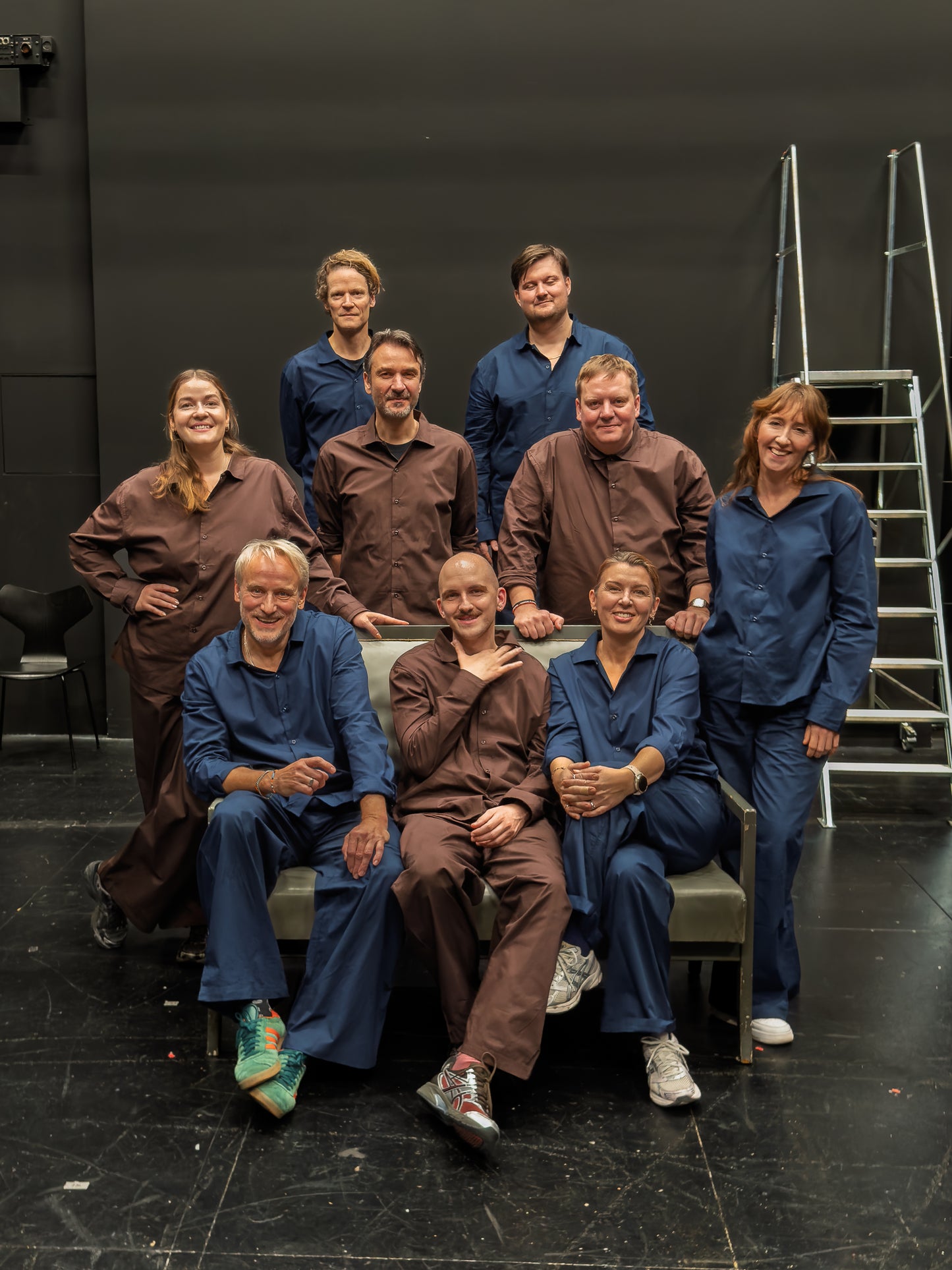 Søde skuespillere i smukke skjorter. Kh Boom | mørkeblå