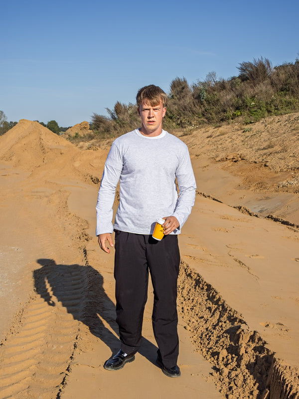 Sebastian er 185 cm høj og bruger størrelse XL. | grå