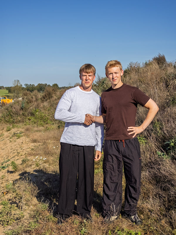 Sebastian (t.v.) er 185 cm høj og bruger størrelse XL. | grå