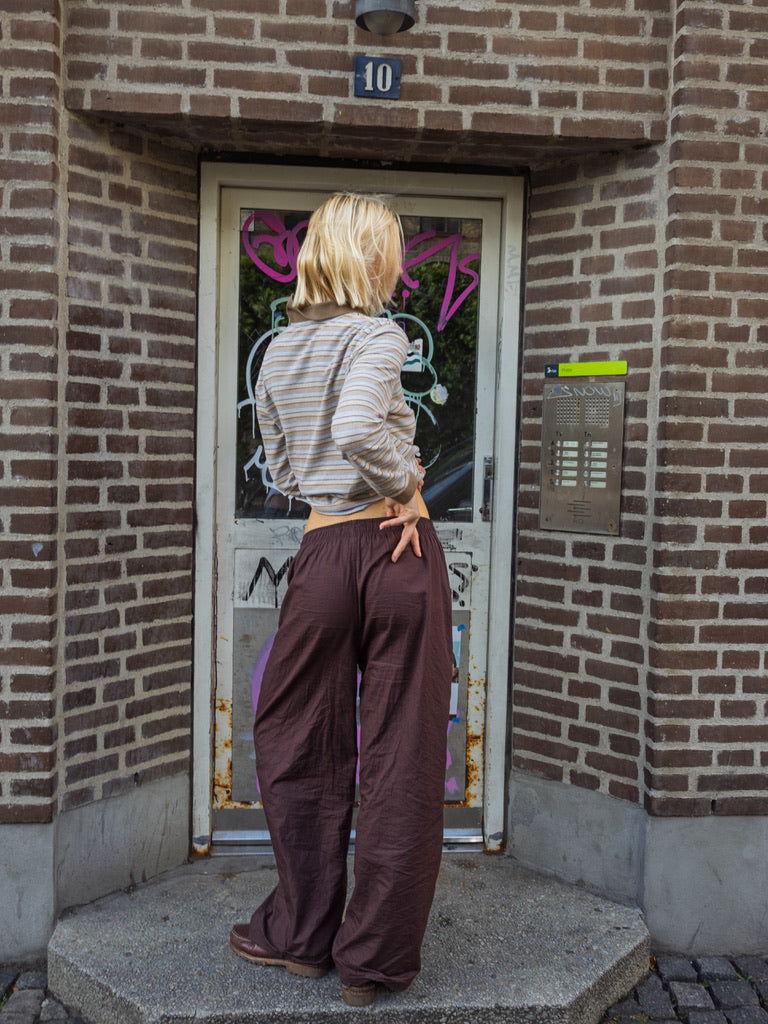 Sofia 183 cm høj og bruger størrelse L. | mørkebrun