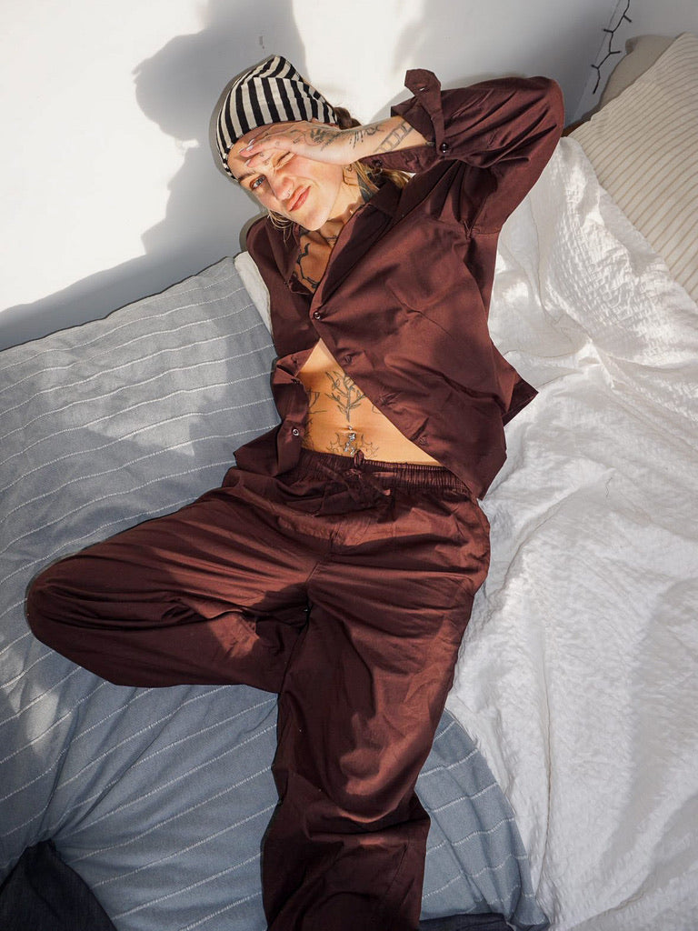 Astrid er 165 cm høj og bruger størrelse M. | mørkebrun