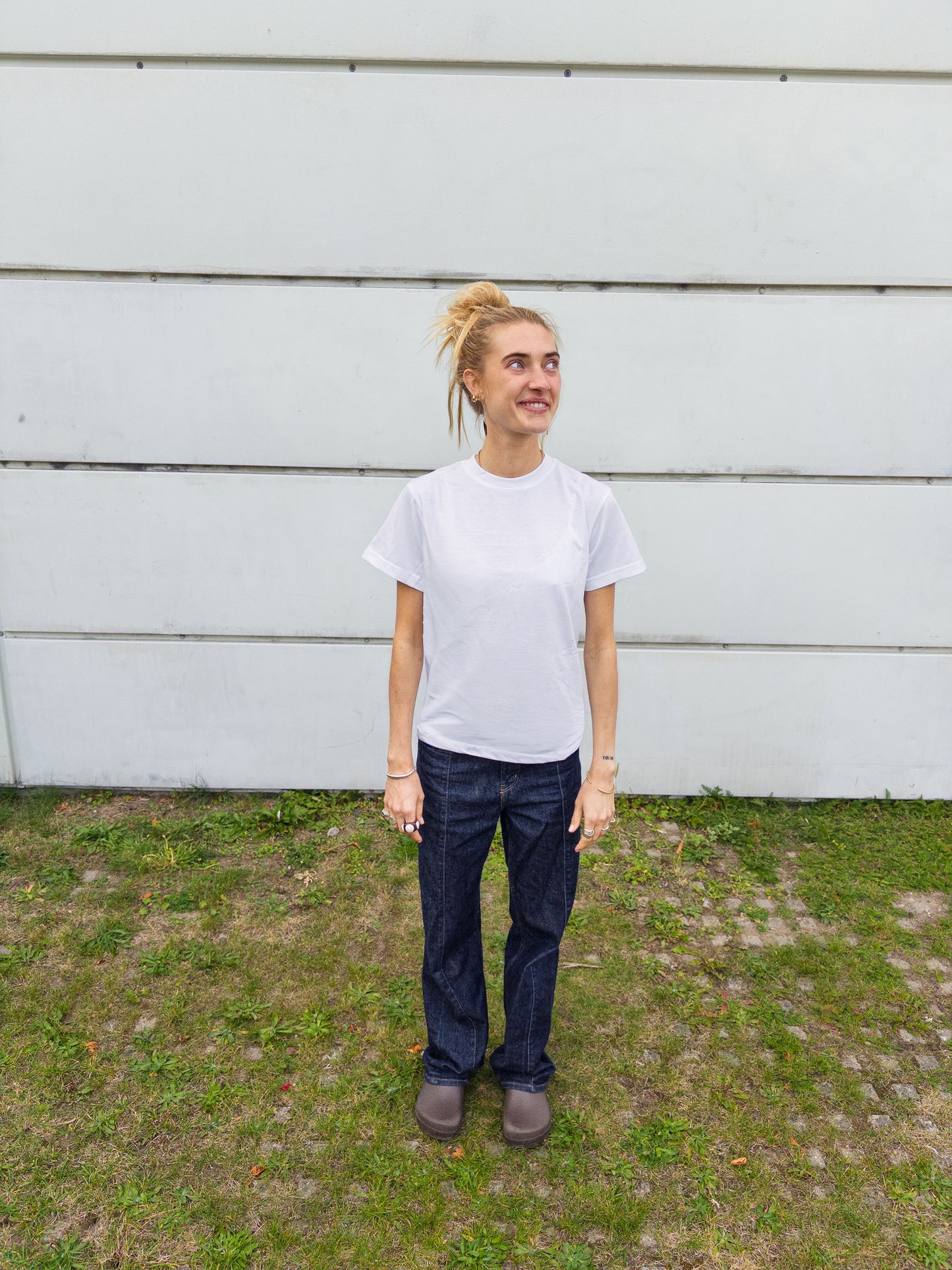 Alma er 174 cm høj og bruger størrelse M.  | hvid