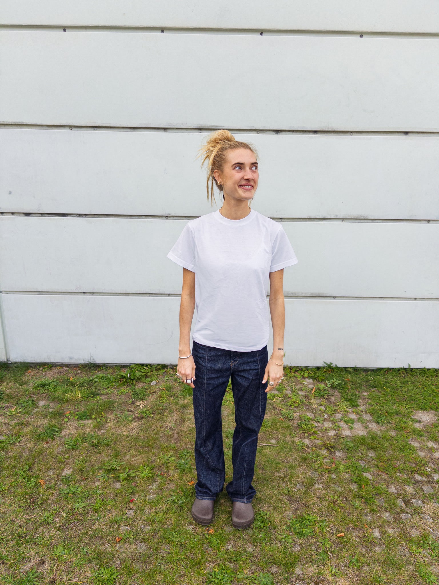 Alma er 174 cm høj og bruger størrelse M.  | hvid