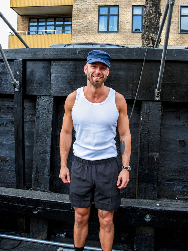 Jon er 188 cm høj og bruger størrelse L. | sort