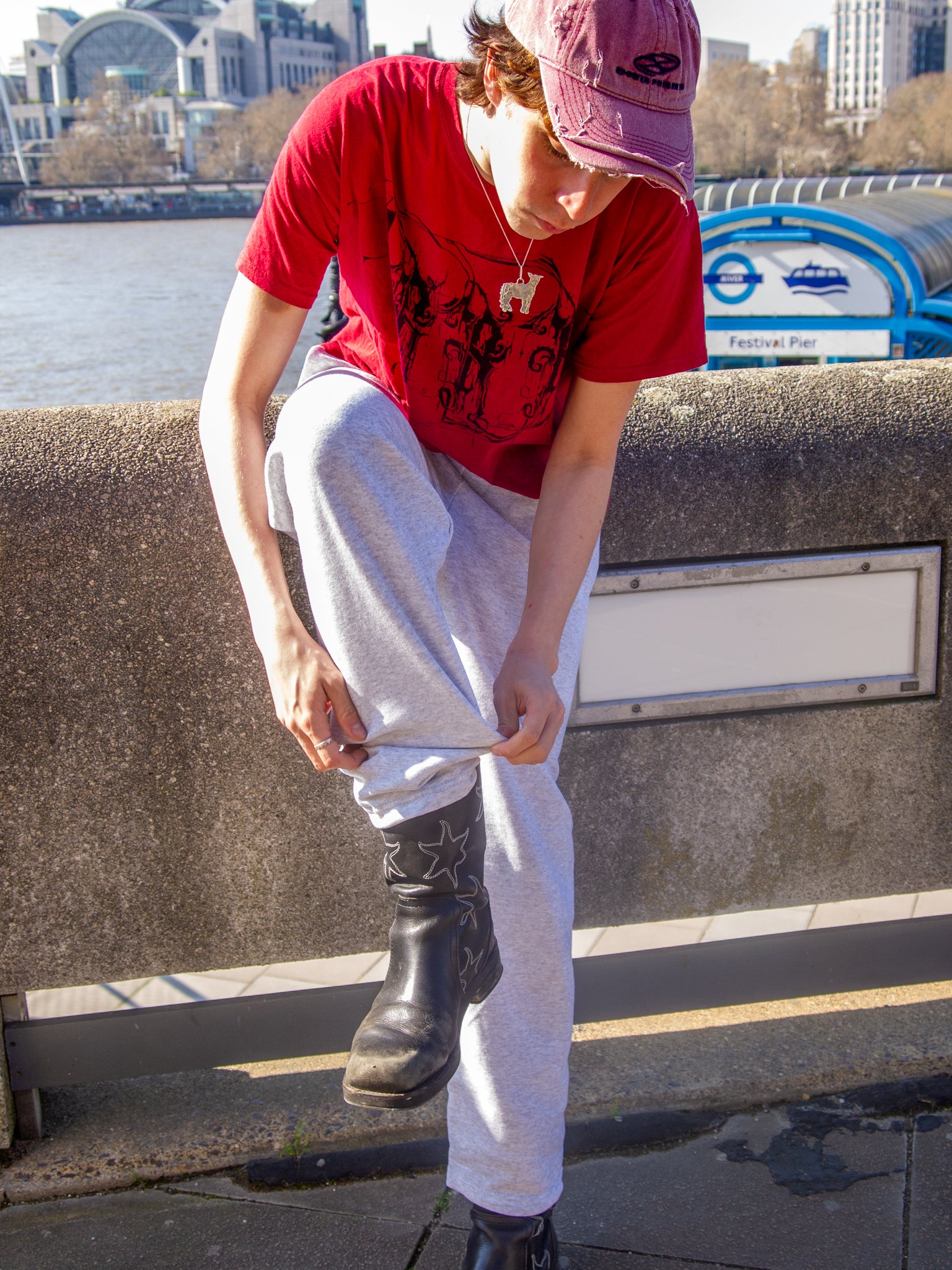 Alex er 190 cm høj og bruger størrelse XL. | grå