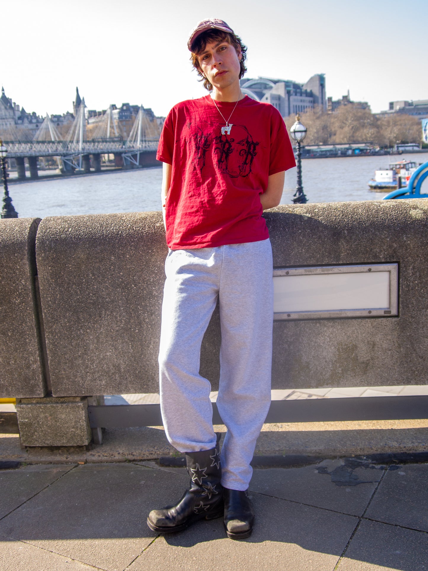 Alex er 190 cm høj og bruger størrelse XL. | grå