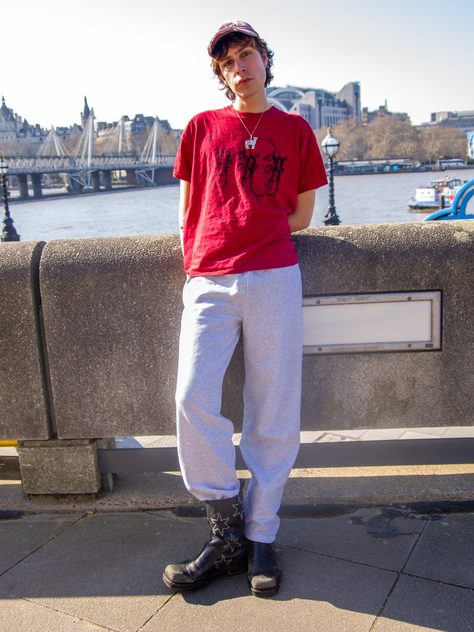 Alex er 190 cm høj og bruger størrelse XL. | grå