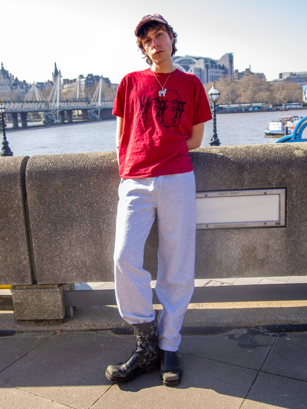 Alex er 190 cm høj og bruger størrelse XL. | grå