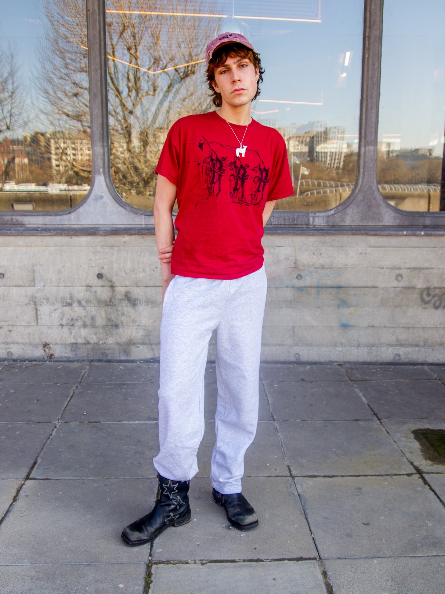 Alex er 190 cm høj og bruger størrelse XL. | grå