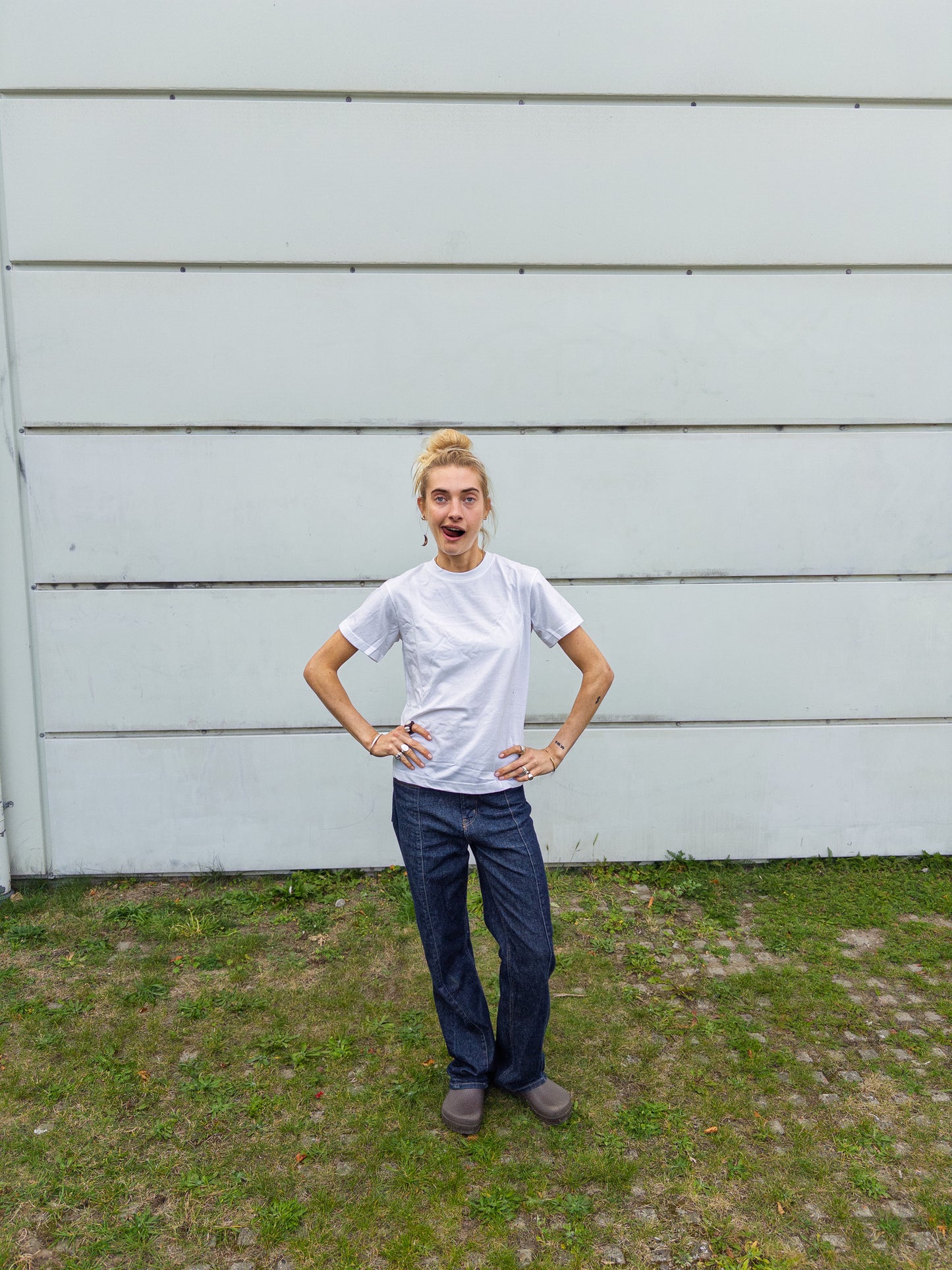 Alma er 174 cm høj og bruger størrelse M.  | hvid