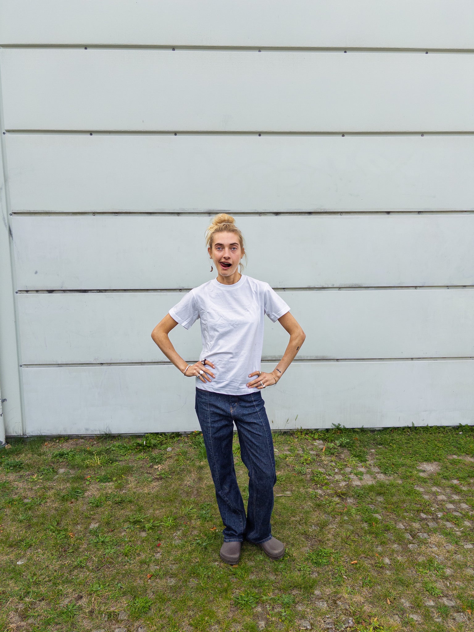 Alma er 174 cm høj og bruger størrelse M.  | hvid