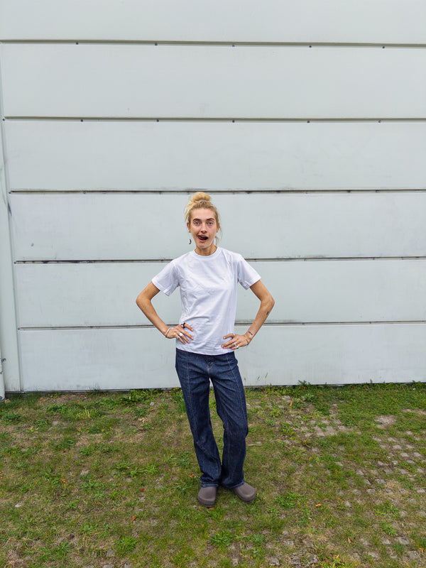 Alma er 174 cm høj og bruger størrelse M.  | hvid