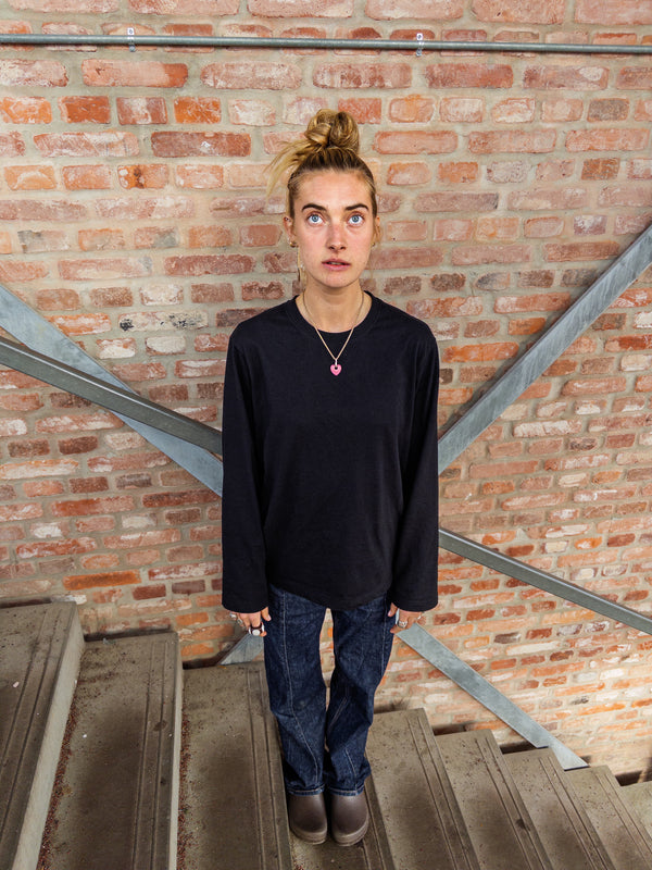 Alma er 174 cm høj og bruger størrelse M.  | sort