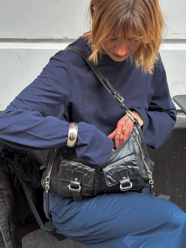 Anna er 167 cm høj og bruger størrelse S. | mørkeblå