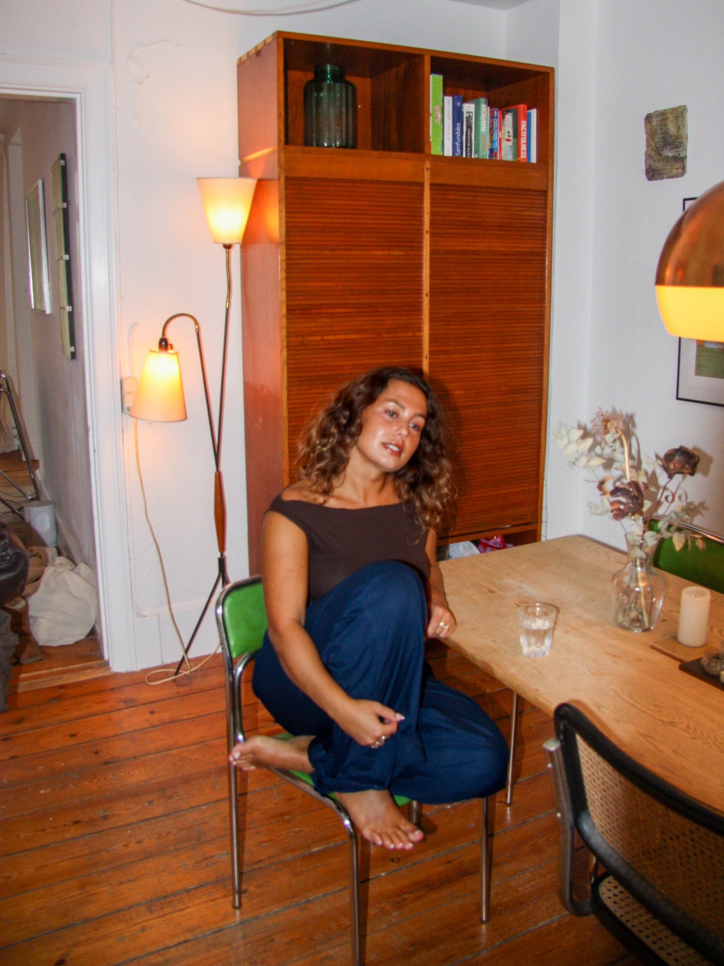 Anna er 175 cm høj og bruger størrelse M. | mørkeblå