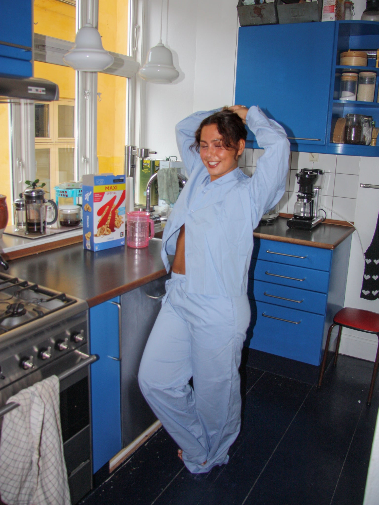 Anna er 175 cm høj og bruger størrelse M. | lyseblå