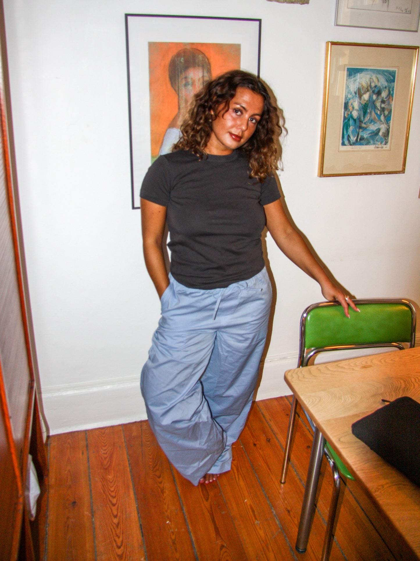 Anna er 175 cm høj og bruger størrelse M. | lyseblå